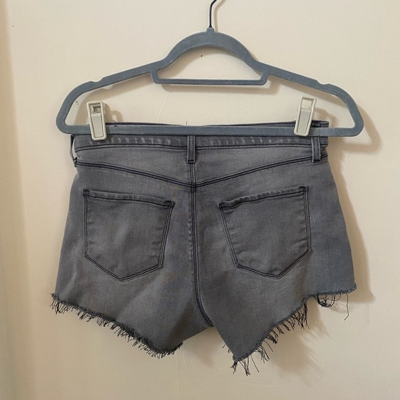L’AGENCE AUDREY SHORTS MID RISE IN MISTY GRAY RAW HEM DENIM - Picture 4 of 6